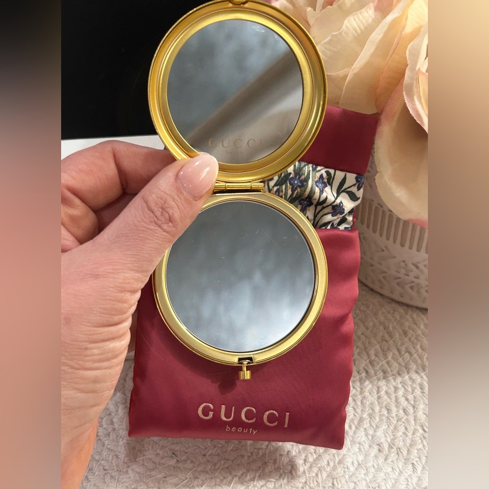Gucci Beauty | NEW & Sealed Gold Mirror with Floral Pink Pouch ⭐️ - Picture 7 of 11